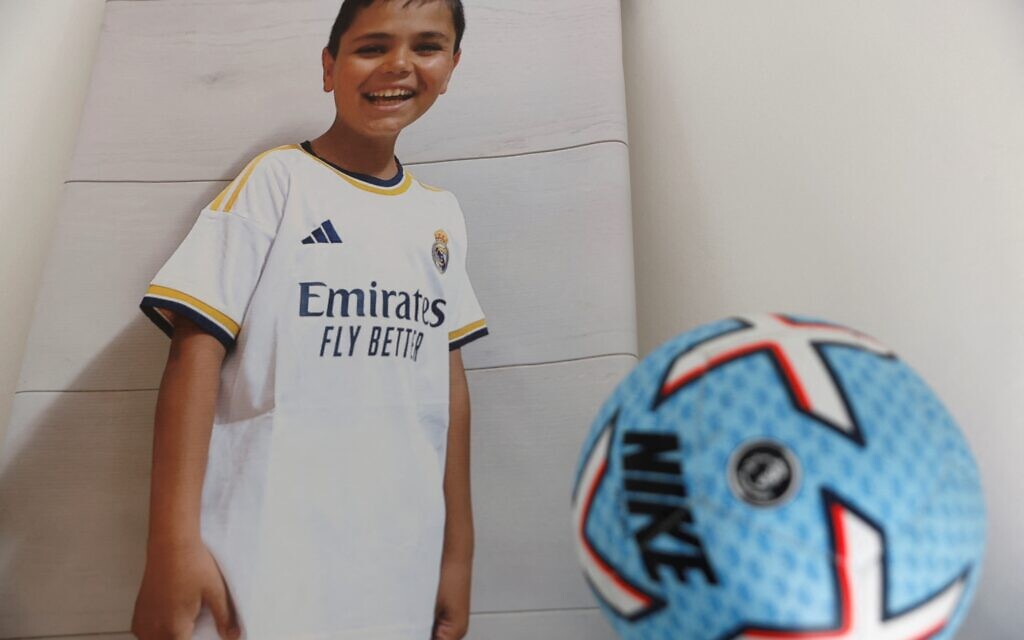 Une photo de famille de Guevara Ibrahim, 11 ans, tué par une roquette du Hezbollah tirée depuis le Liban qui a frappé un terrain de football dans le village druze de Majdal Shams sur le plateau du Golan, le 31 juillet 2024. (Crédit : Jalaa Marey/AFP) Une photo de famille de Guevara Ibrahim, 11 ans, tué par une roquette du Hezbollah tirée depuis le Liban qui a frappé un terrain de football dans le village druze de Majdal Shams sur le plateau du Golan, le 31 juillet 2024. (Crédit : Jalaa Marey/AFP)