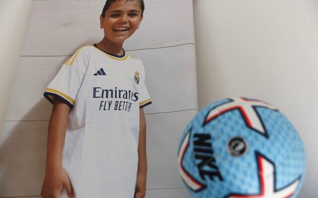 Une photo de famille de Guevara Ibrahim, 11 ans,  tué par une roquette du Hezbollah tirée depuis le Liban qui a frappé un terrain de football dans le village druze de Majdal Shams sur le plateau du Golan, le 31 juillet 2024. (Crédit : Jalaa Marey/AFP)
