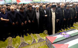 L'ayatollah Ali Khamenei priant au-dessus du cercueil du chef politique du Hamas Ismaïl Haniyeh et sur celui de son garde du corps lors de ses funérailles à Téhéran, le 1er août 2024. (Crédit : Site internet du guide suprême iranien/AFP)
