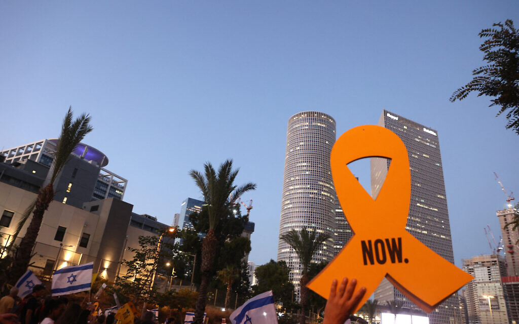 Des partisans et des proches d'Israéliens retenus en otage par des groupes terroristes dans la bande de Gaza depuis le 7 octobre, manifestant pour demander leur libération 300 jours après leur enlèvement, à Tel Aviv, le 1er août 2024. (Crédit : Gil Cohen-Magen/AFP)