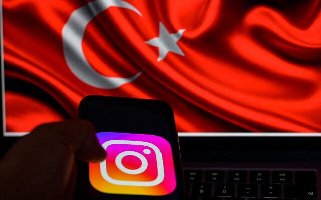Cette photo prise à Istanbul le 2 août 2024 montre le logo du réseau social Instagram sur un smartphone avec le drapeau turc en arrière-plan. (Crédit : Yasin AKGUL / AFP) Cette photo prise à Istanbul le 2 août 2024 montre le logo du réseau social Instagram sur un smartphone avec le drapeau turc en arrière-plan. (Crédit : Yasin AKGUL / AFP)