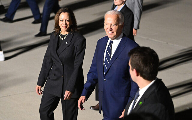 Le président américain Joe Biden et la vice-présidente Kamala Harris sur le tarmac après avoir accueilli Evan Gershkovich, Alsu Kurmasheva et Paul Whelan, libérés de prison par la Russie, sur la Joint Base Andrews dans le Maryland, le 1er août 2024. (Crédit : Roberto Schmidt / AFP) Le président américain Joe Biden et la vice-présidente Kamala Harris sur le tarmac après avoir accueilli Evan Gershkovich, Alsu Kurmasheva et Paul Whelan, libérés de prison par la Russie, sur la Joint Base Andrews dans le Maryland, le 1er août 2024. (Crédit : Roberto Schmidt / AFP)