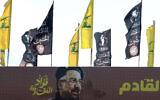 Des drapeaux jaunes du Hezbollah et des drapeaux noirs de deuil érigés avec une bannière montrant le commandant de la branche armée du groupe terroriste chiite libanais Fouad Shukr, qui a été tué dans une frappe israélienne, sur une passerelle traversant l'autoroute Sidon-Tyre, dans le sud du Liban, le 2 août 2024. (Crédit : Mahmoud Zayyat/AFP)