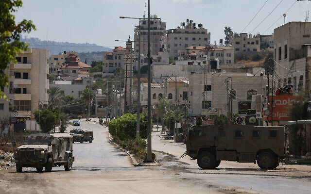 Des véhicules militaires israéliens dans une rue de Tulkarem, en Cisjordanie, le 3 août 2024. (Crédit : Jaafar Ashtiyeh/AFP)