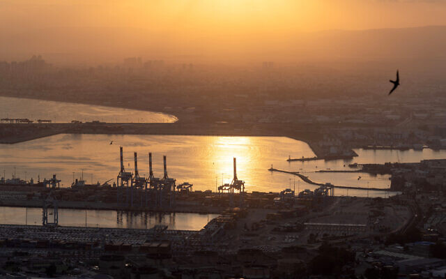 Un lever de soleil sur le port de la ville de Haïfa, au nord d’Israël, le 3 août 2024.(Crédit : Oren Ziv/AFP)