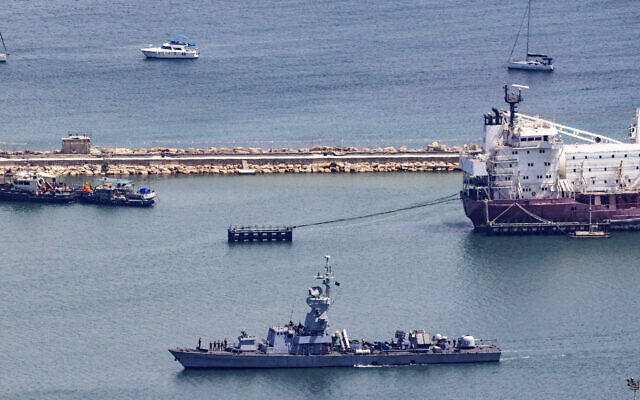 Une corvette de la marine israélienne patrouille le long de la côte dans la ville portuaire de Haïfa, le 3 août 2024. (Crédit :  Oren ZIV / AFP)