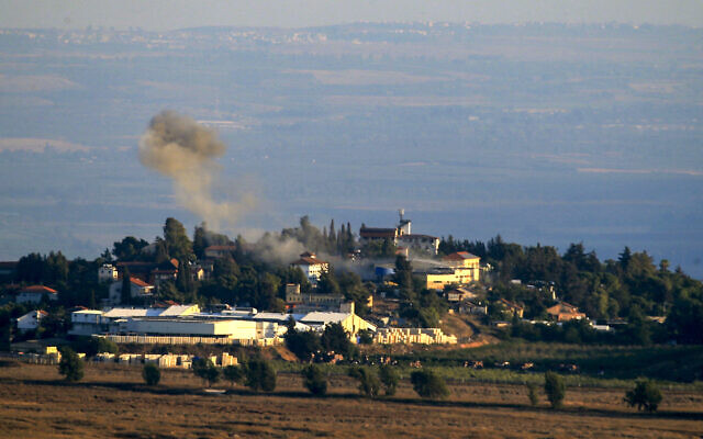De la fumée s'échappant du site d'une roquette tirée du côté libanais vers le village israélien de Metula, au milieu des affrontements transfrontaliers en cours entre Israël et le groupe terroriste chiite libanais du Hezbollah soutenu par l'Iran, sur une photo prise à partir d'une position dans le sud du Liban, près de la frontière avec Israël le 3 août 2024. (Crédit : AFP)
