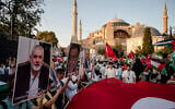 Des manifestants anti-Israël brandissant le drapeau national de la Turquie lors d'un rassemblement pour condamner l'assassinat du chef politique du Hamas Ismaïl Haniyeh, sur la place Sainte-Sophie à Istanbul, le 3 août 2024. (Crédit : Kemal Aslan AFP)