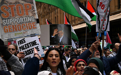 Des manifestants anti-Israël défilant dans les rues du quartier des affaires de Sydney pour condamner l'assassinat du chef du Hamas, Ismaïl Haniyeh, les récentes frappes israéliennes sur le Liban et la guerre en cours contre le Hamas à Gaza, le 4 août 2024. (Crédit : Saeed Khan/AFP)