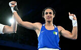 L'Algérienne Imane Khelif après avoir battu la Thaïlandaise Janjaem Suwannapheng en demi-finale de boxe féminine des 66 kg lors des Jeux olympiques, au stade Roland-Garros, à Paris, le 6 août 2024. (Crédit : MOHD RASFAN / AFP)
