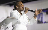 La représentante démocrate Cori Bush prononçant son discours de défaite lors d'une soirée des primaires, à St Louis, dans le Missouri, le 6 août 2024. (Crédit : Michael B. Thomas/Getty Images/AFP)