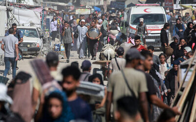 Des Palestiniens évacuant une zone dans l'est de Khan Younès après que l'armée israélienne a émis un nouvel ordre d'évacuation pour certaines parties du sud de Gaza City, le 8 août 2024. (Crédit : Bashar Taleb/AFP)