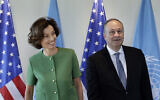 La directrice générale de l'UNESCO, Audrey Azoulay (à gauche), et le deuxième gentilhomme américain, Doug Emhoff, à une réunion consacrée à la lutte contre l'antisémitisme par l'éducation, au siège de l'UNESCO à Paris, le 8 août 2024. (Crédit : STEPHANE DE SAKUTIN / AFP)