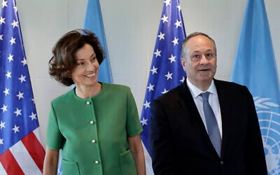 La directrice générale de l'UNESCO, Audrey Azoulay (à gauche), et le deuxième gentilhomme américain, Doug Emhoff, à une réunion consacrée à la lutte contre l'antisémitisme par l'éducation, au siège de l'UNESCO à Paris, le 8 août 2024. (Crédit : STEPHANE DE SAKUTIN / AFP)