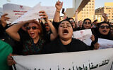 Des femmes irakiennes manifestant contre le mariage des mineurs sur la place Tahrir, dans le centre de Bagdad, le 8 août 2024, alors que le Parlement discute d'une proposition d'amendement à la loi irakienne sur le statut personnel. Les défenseurs des droits de l'homme sont alarmés par un projet de loi présenté au Parlement irakien qui, craignent-ils, ferait reculer les droits des femmes et augmenterait le nombre de mariages de mineures dans cette société profondément patriarcale. (Crédit : Ahmad al-Rubaye/AFP)