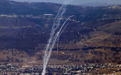 Illustration : Des roquettes tirées depuis le sud-Liban interceptées par le système de défense aérienne israélien "Dôme de fer" au-dessus de la Haute Galilée, dans le nord d’Israël, le 9 août 2024. (Crédit : Jalaa Marey/AFP)