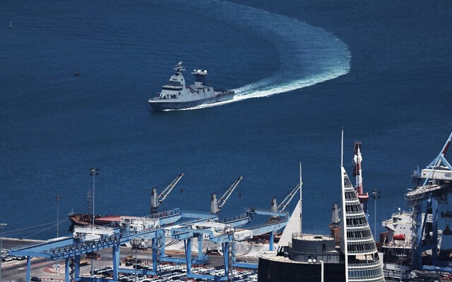 Une corvette de guerre Saar 6 de la marine israélienne rentre dans le port de Haïfa, le 9 août 2024. (Crédit : Ahmad GHARABLI / AFP) Une corvette de guerre Saar 6 de la marine israélienne rentre dans le port de Haïfa, le 9 août 2024. (Crédit : Ahmad GHARABLI / AFP)