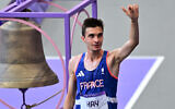 Le Français Hugo Hay réagit après avoir participé à la finale du 5000m masculin de l'épreuve d'athlétisme des Jeux Olympiques de Paris 2024 au Stade de France à Saint-Denis, au nord de Paris, le 10 août 2024. (Photo par Martin BERNETTI/AFP)