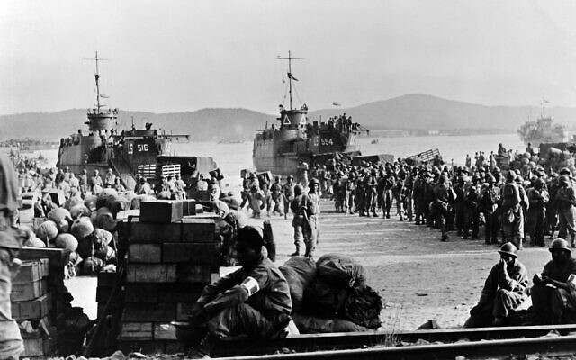 Cette photographie prise à Saint-Tropez, dans le sud-est de la France, en août 1944, montre les troupes alliées débarquant sur la côte provençale lors de l'opération « Dragoon », surprenant l'occupant allemand et le forçant à battre en retraite. (Photo AFP) Cette photographie prise à Saint-Tropez, dans le sud-est de la France, en août 1944, montre les troupes alliées débarquant sur la côte provençale lors de l'opération « Dragoon », surprenant l'occupant allemand et le forçant à battre en retraite. (Photo AFP)
