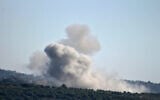 De la fumée s'élève après une frappe aérienne israélienne dans le village de Chihine, au sud du Liban, près de la frontière avec Israël, le 13 août 2024. (Kawnat Haju/AFP)