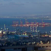 Une vue du port israélien de Haïfa, au nord d’Israël, le 13 août 2024. (Crédit : Menahem Kahana/AFP)