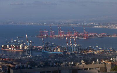 Une vue du port israélien de Haïfa, au nord d’Israël, le 13 août 2024. (Crédit : Menahem Kahana/AFP)