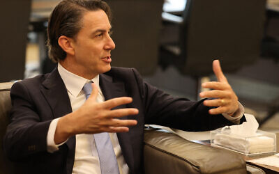 L'envoyé spécial américain Amos Hochstein rencontre le Premier ministre intérimaire du Liban à Beyrouth le 14 août 2024. (Crédit :  ANWAR AMRO / AFP)