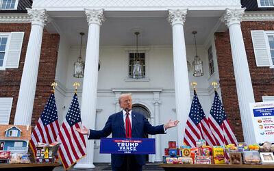 Le candidat républicain à la présidence et ancien président des États-Unis Donald Trump tenant une conférence de presse à l'extérieur du Trump National Golf Club Bedminster, à Bedminster, dans le New Jersey, le 15 août 2024. (Crédit : Adam Gray/Getty Images North America/Getty Images via AFP)