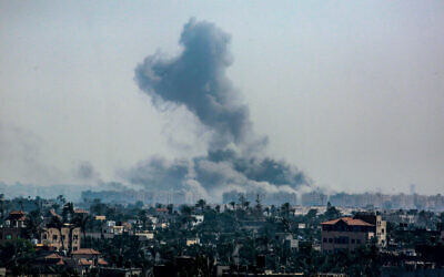 Illustration : Cette photo prise à Deir el-Balah dans le centre de la bande de Gaza montre de la fumée s'élevant au-dessus des tours résidentielles Hamad à Khan Younis à la suite d'un bombardement israélien le 17 août 2024. (Bashar Taleb/AFP)