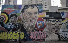 Un graffiti représentant le présentateur de télévision et homme d'affaires brésilien Senor Abravanel, alias Silvio Santos, décédé à Sao Paulo d'une bronchopneumonie résultant d'une infection au virus H1N1, pour laquelle il avait été admis à l'hôpital Albert Einstein, peint par l'artiste de rue brésilien Paulo Terra, dans une rue du centre-ville de São Paulo, au Brésil, le 17 août 2024. (Crédit : Nelson Alameida /AFP)