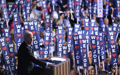 Le président américain Joe Biden s'exprime sur scène au premier jour de la Convention nationale du Parti démocrate au United Center de Chicago, le 19 août 2024. (Saul Loeb/AFP)