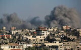 Des volutes de fumée se dégageant lors de frappes aériennes sur des zones situées au sud-est de Deir al-Balah, dans le centre de Gaza, le 24 août 2024. (Crédit : Bashar Taleb/AFP)