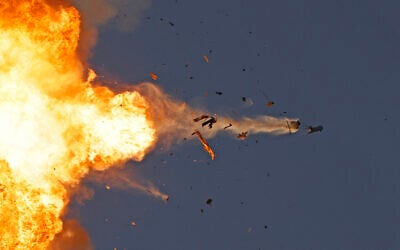 Un missile du Hezbollah intercepté par le système de défense antiaérienne israélien dans le nord du pays, sur une photo prise depuis le nord d'Israël le 25 août 2024. (Crédit : Jalaa Marey/AFP)