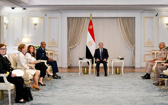 Le président égyptien Abdel Fattah al-Sissi (au centre) rencontre le président américain de l'état-major interarmées, le général Charles Brown (4e à gauche), et l'ambassadeur américain au Caire, Herro Mustafa Garg (3e à gauche), au Caire, le 25 août 2024. (Crédit : Présidence égyptienne)