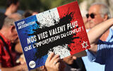 Une participante tient une pancarte sur laquelle on peut lire « Nos vies valent plus que l'importation du conflit » lors d'une manifestation contre l'antisémitisme organisée par le Conseil représentatif des institutions juives de France (CRIF) sur la place de la Comédie à Montpellier, dans le sud de la France, le 27 août 2024, à la suite de l'incendie et de l'explosion de voitures qui ont visé une synagogue de La Grande-Motte, le 24 août 2024. Au moins deux voitures, dont l'une contenait une bouteille de gaz, ont été incendiées le matin du 24 août 2024 devant la synagogue de La Grande-Motte, provoquant une explosion qui a blessé un policier local, ont indiqué la gendarmerie française et le maire de la ville. (Crédit : Pascal Guyot/AFP)