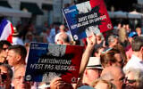 Des personnes portant des pancartes avec le logo du collectif « Nous Vivrons », où l'on peut lire « L'antisémitisme n'est pas résiduel » et « Juive violée, la République est en danger » participent à une manifestation contre l'antisémitisme appelée par le Conseil représentatif des institutions juives de France (Crif) sur la place de la Comédie à Montpellier, le 27 août 2024, suite à l'incendie et à l'explosion de voitures qui ont visé une synagogue de La Grande-Motte, le 24 août 2024. Au moins deux voitures, dont l'une contenait une bouteille de gaz, ont été incendiées le matin du 24 août 2024 devant la synagogue de La Grande-Motte, provoquant une explosion qui a blessé un policier local, ont indiqué la gendarmerie française et le maire de la ville. (Photo Pascal GUYOT / AFP)