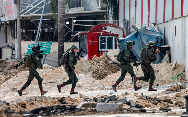 Des soldats israéliens prenant position lors d'une opération anti-terroriste, à Tulkarm, dans le nord de la Cisjordanie, le 29 août 2024. (Crédit : Jaafar Ashtiyeh/AFP)