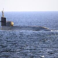 Le sous-marin lanceur de missiles guidés USS Georgia traverse le détroit d'Ormuz dans le golfe Persique, le 21 décembre 2020. (Crédit : Spécialiste en communication de masse de 2e classe Indra Beaufort/US Navy via AP)