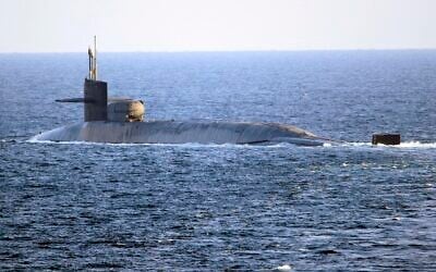 Le sous-marin lanceur de missiles guidés USS Georgia traverse le détroit d'Ormuz dans le golfe Persique, le 21 décembre 2020. (Crédit : Spécialiste en communication de masse de 2e classe Indra Beaufort/US Navy via AP)