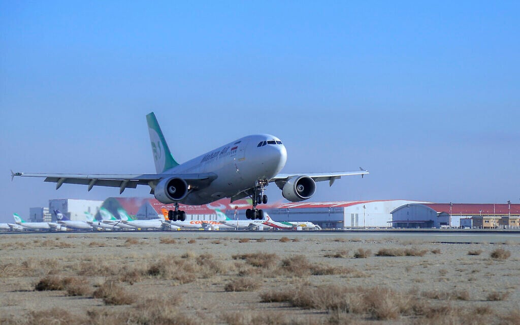 Un avion de la compagnie iranienne Mahan Air atterrissant à l'aéroport international Imam Khomeini, à Téhéran, le 4 février 2021. (Crédit : Saeed Kaari/IKAC via AP)