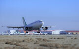 Un avion de la compagnie iranienne Mahan Air atterrissant à l'aéroport international Imam Khomeini, à Téhéran, le 4 février 2021. (Crédit : Saeed Kaari/IKAC via AP)