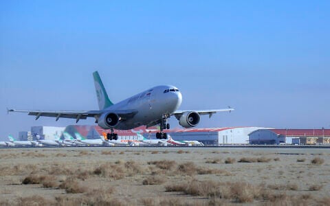 Un avion de la compagnie iranienne Mahan Air atterrissant à l'aéroport international Imam Khomeini, à Téhéran, le 4 février 2021. (Crédit : Saeed Kaari/IKAC via AP)