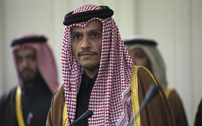 Le ministre qatari des Affaires étrangères, cheikh Mohammed ben Abdulrahman al-Thani, lors d'un point presse à Téhéran, en Iran, le 29 janvier 2023. (Crédit : Vahid Salemi/AP)