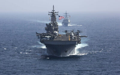 Le navire d'assaut amphibie USS Kearsarge et le destroyer à missiles guidés de classe Arleigh Burke USS Bainbridge naviguant en formation dans le cadre du groupe d'attaque du porte-avions USS Abraham Lincoln en mer d'Arabie. (Crédit : Mass Communication Specialist 1st Class Brian M. Wilbur, U.S. Navy via AP, File)