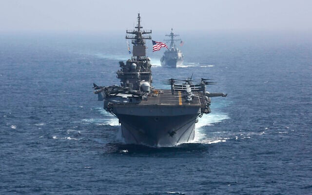 Le navire d'assaut amphibie USS Kearsarge et le destroyer à missiles guidés de classe Arleigh Burke USS Bainbridge naviguant en formation dans le cadre du groupe d'attaque du porte-avions USS Abraham Lincoln en mer d'Arabie. (Crédit : Mass Communication Specialist 1st Class Brian M. Wilbur, U.S. Navy via AP, File)