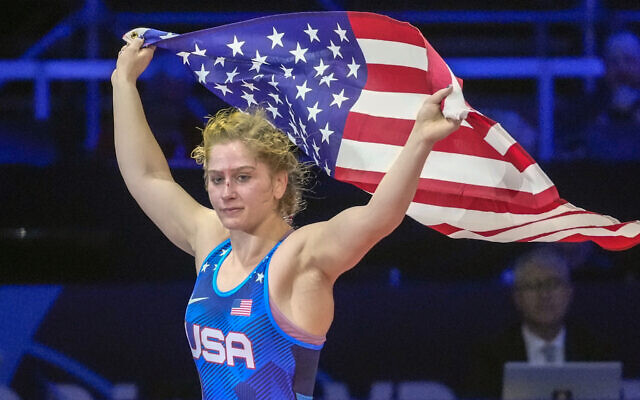 Amit Elor célébrant sa victoire sur Davaanasan Enkh Amar de Mongolie, après avoir remporté la finale de la lutte libre féminine 72 kg lors des Championnats du monde de lutte, à Belgrade, en Serbie, le 21 septembre 2023. (Crédit : Darko Vojinovic/AP)