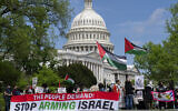 Des militants manifestent devant le Capitole à Washington, le 20 avril 2024, alors que la Chambre des représentants s'apprête à voter l'approbation d'une aide étrangère de 95 milliards de dollars pour l'Ukraine, Israël et d'autres alliés des États-Unis. (AP Photo/J. Scott Applewhite)