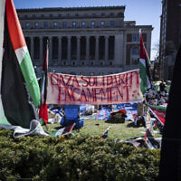 Pancarte sur laquelle on peut lire « Campement de solidarité avec Gaza », lors de la manifestation anti-Israël organisée sur le campus de l'Université Columbia, à New York, le 22 avril 2024. (Crédit : Stefan Jeremiah/AP)