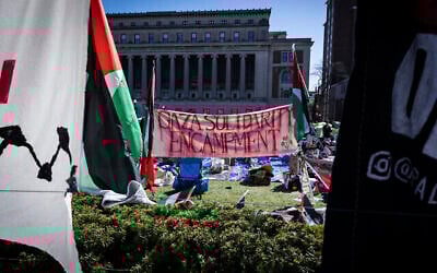 Pancarte sur laquelle on peut lire « Campement de solidarité avec Gaza », lors de la manifestation anti-Israël organisée sur le campus de l'Université Columbia, à New York, le 22 avril 2024. (Crédit : Stefan Jeremiah/AP)