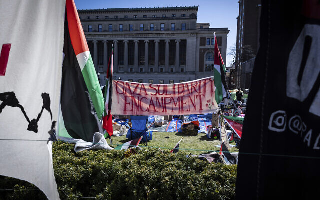 Pancarte sur laquelle on peut lire « Campement de solidarité avec Gaza », lors de la manifestation anti-Israël organisée sur le campus de l'Université Columbia, à New York, le 22 avril 2024. (Crédit : Stefan Jeremiah/AP) Pancarte sur laquelle on peut lire « Campement de solidarité avec Gaza », lors de la manifestation anti-Israël organisée sur le campus de l'Université Columbia, à New York, le 22 avril 2024. (Crédit : Stefan Jeremiah/AP)